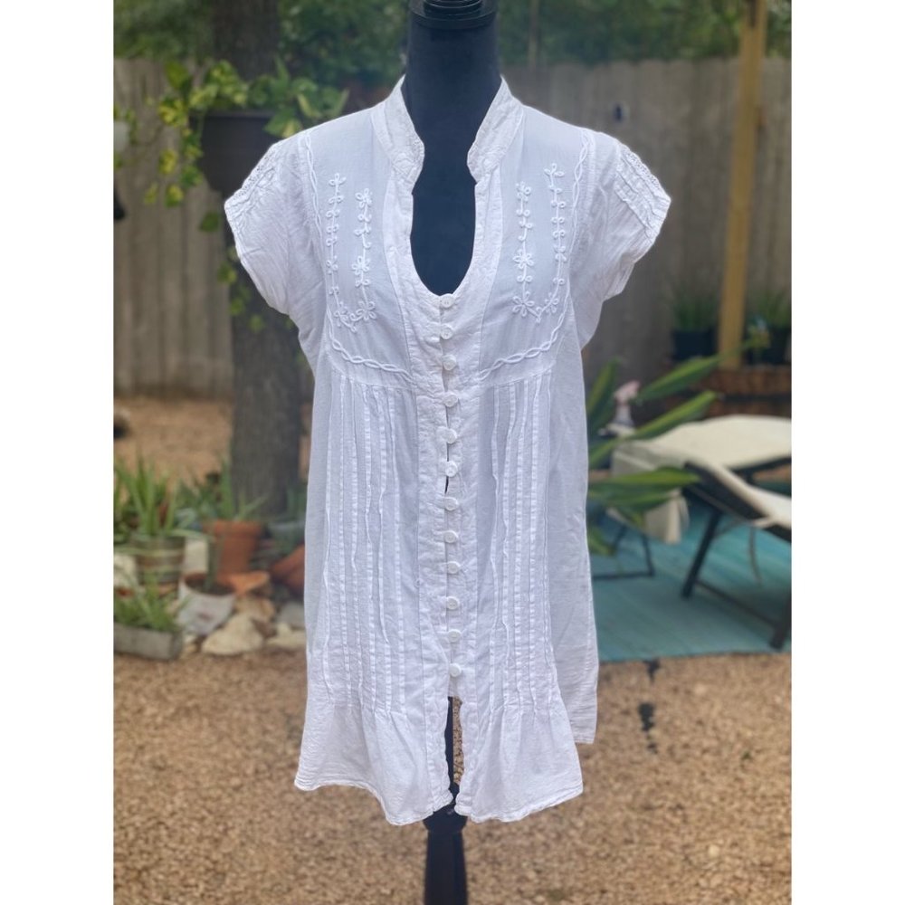 Artisan White Button Up Blouse with Beautiful Embroidered Detailing SIZE LARGE